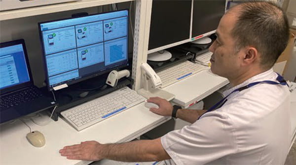 検査室で AQURE を使用する河合昭人氏